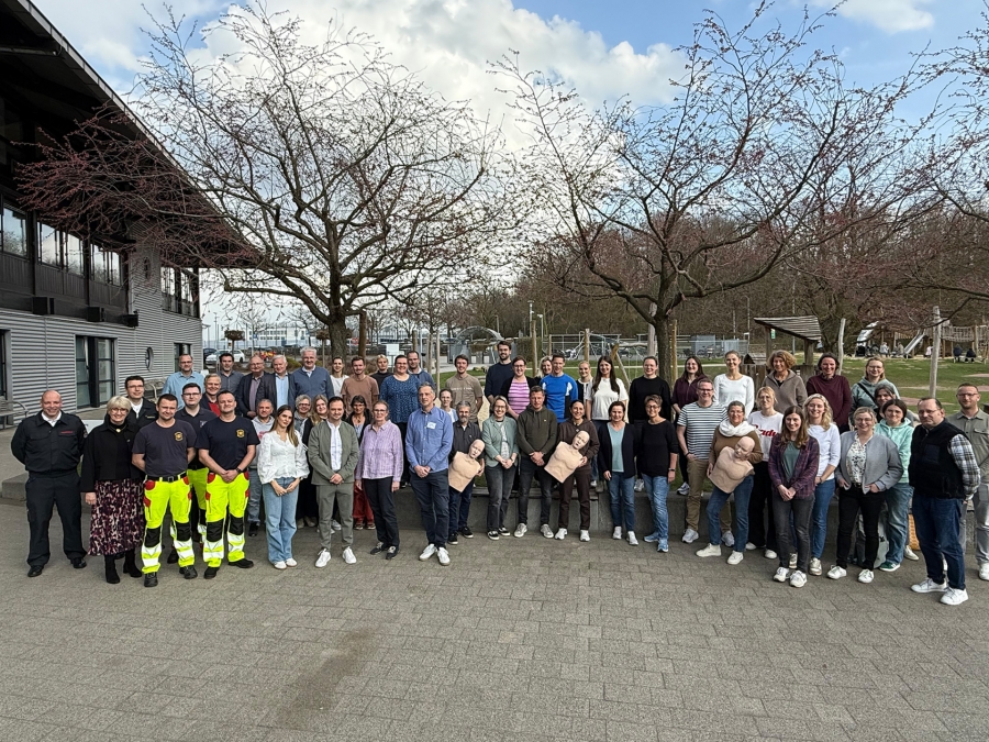 Bereiten sich gemeinsam auf Neuerungen im Schulalltag vor: Das Schulungsteam (links) und die teilnehmenden Lehrerinnen und Lehrer. © Kreis Paderborn, Diana Ramme